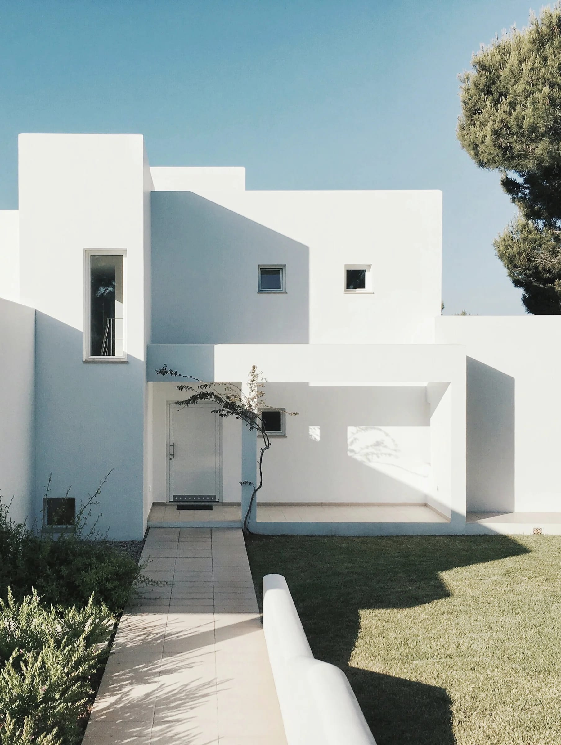 Stacked white volumes around a planted courtyard